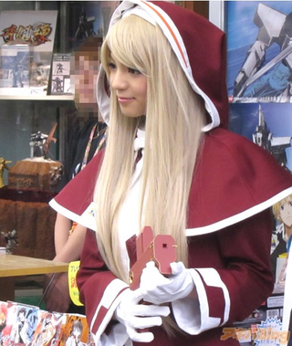 Illustration for article titled Real Cosplaying Girl Versus Cardboard Cutout